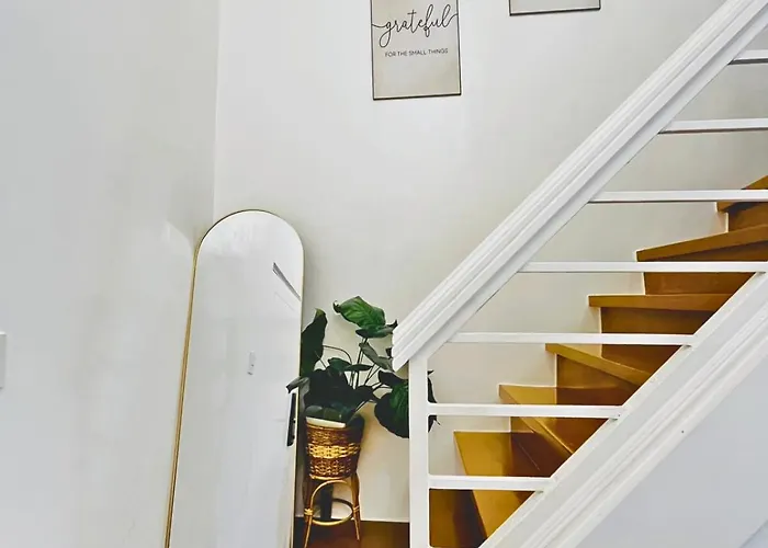 Cozy 2 Bedroom 2 Bath With Netflix And Karaoke Near Mrt Edsa Apartment *