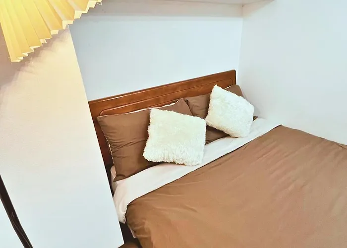 Apartment Cozy 2 Bedroom 2 Bath With Netflix And Karaoke Near Mrt Edsa Manila